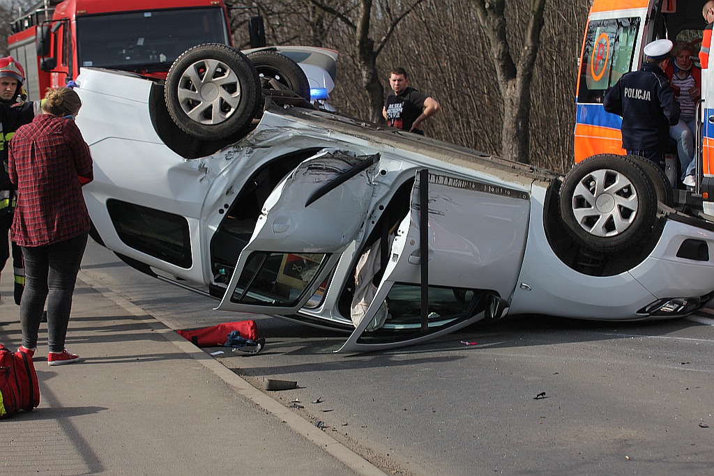 Wypadek na drodze do Koskowic. Dachował samochód