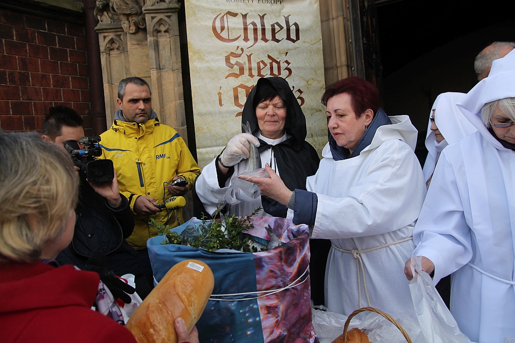 Wielki Piątek, czyli chleb, śledź i grosz w rynku