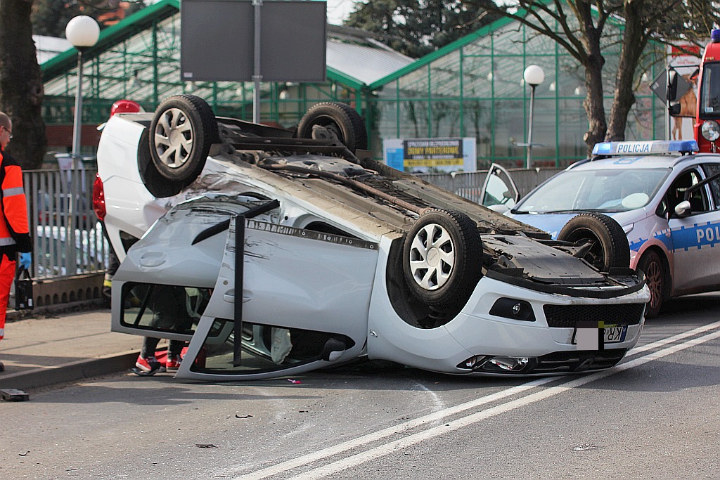 Wypadek na drodze do Koskowic. Dachował samochód