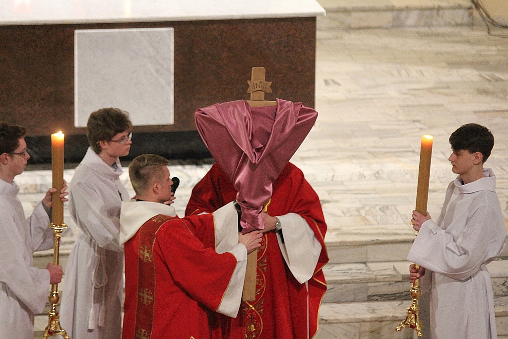 Wielki Piątek. Drugi dzień triduum. Dzień bez mszy świętej