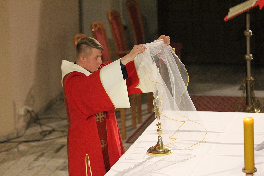 Wielki Piątek. Drugi dzień triduum. Dzień bez mszy świętej