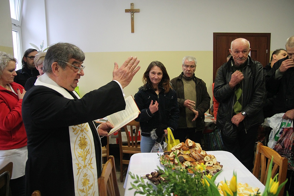Śniadanie z księdzem Gackiem. Był żurek, kiełbasa i jajka