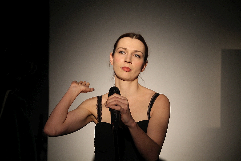 Magdalena Drab „opowiada” obrazy Marii Wnęk