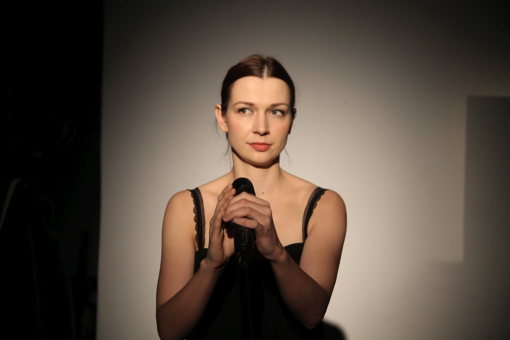 Magdalena Drab „opowiada” obrazy Marii Wnęk