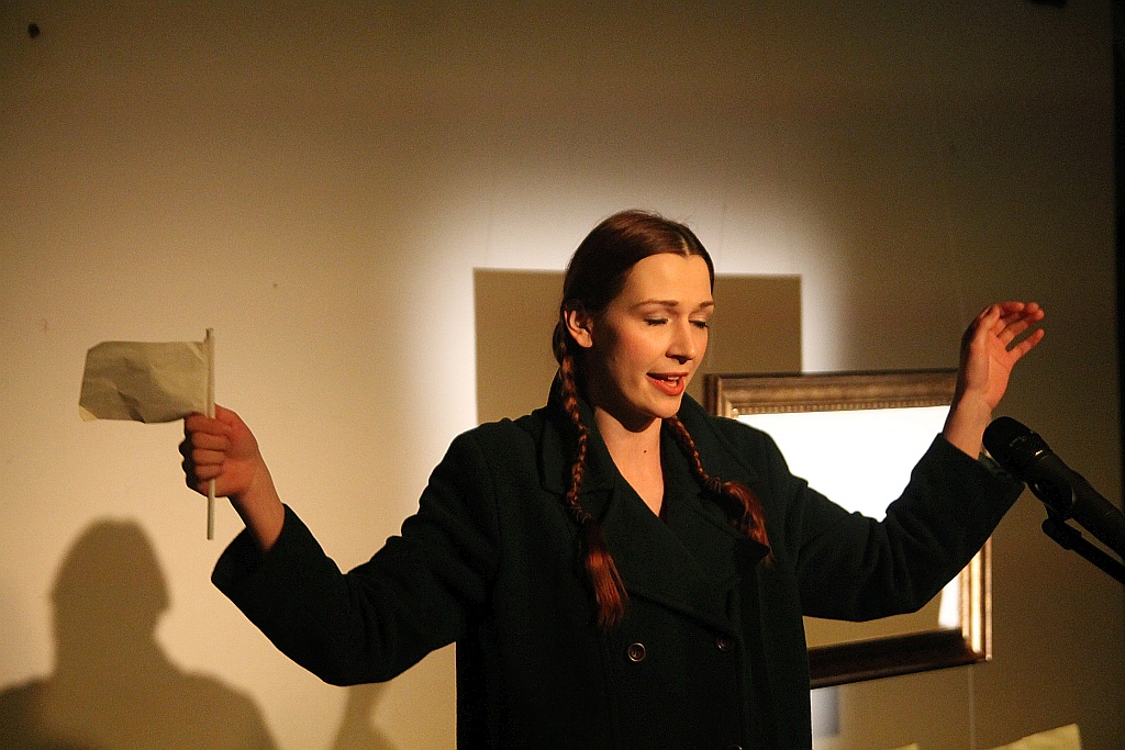 Magdalena Drab „opowiada” obrazy Marii Wnęk