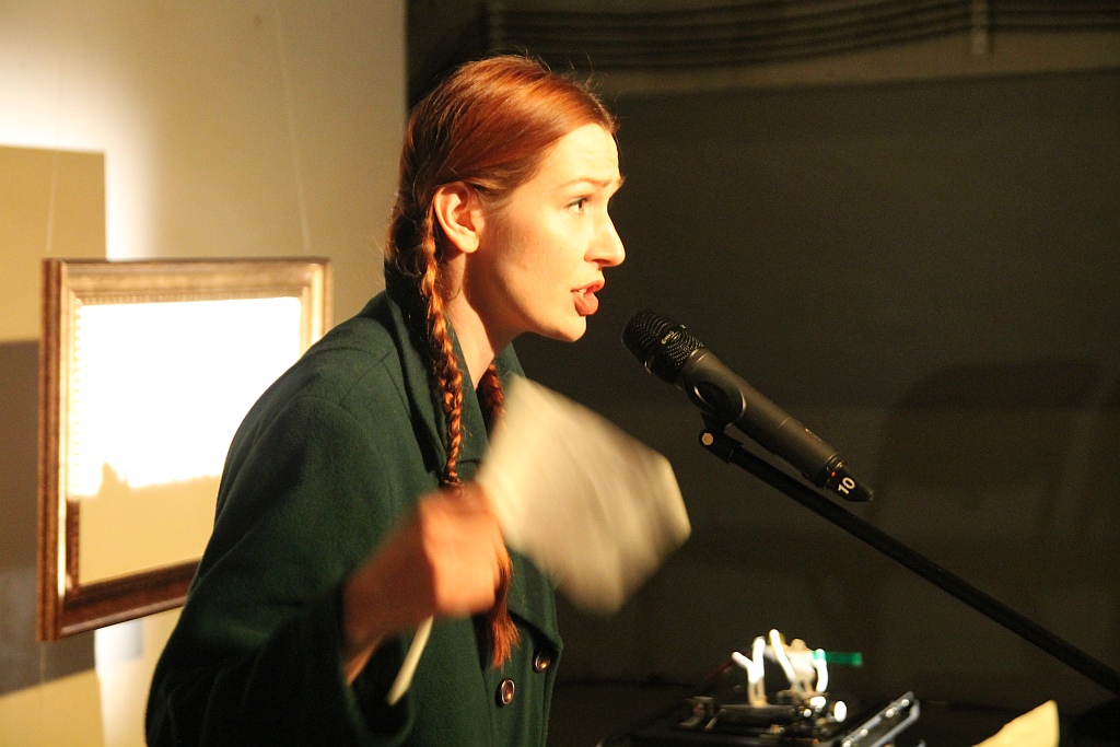 Magdalena Drab „opowiada” obrazy Marii Wnęk