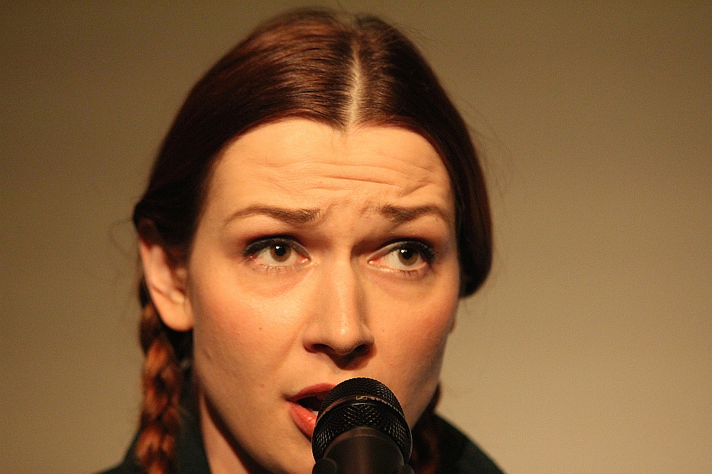 Magdalena Drab „opowiada” obrazy Marii Wnęk