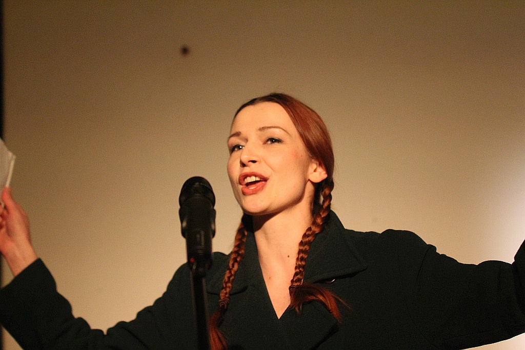 Magdalena Drab „opowiada” obrazy Marii Wnęk