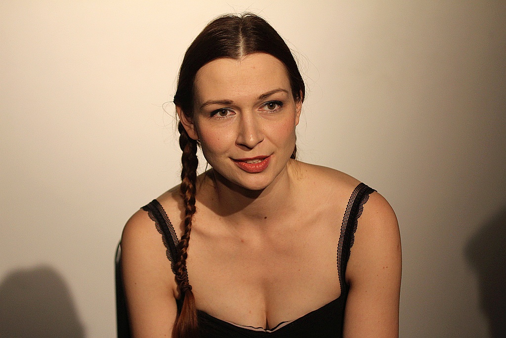 Magdalena Drab „opowiada” obrazy Marii Wnęk