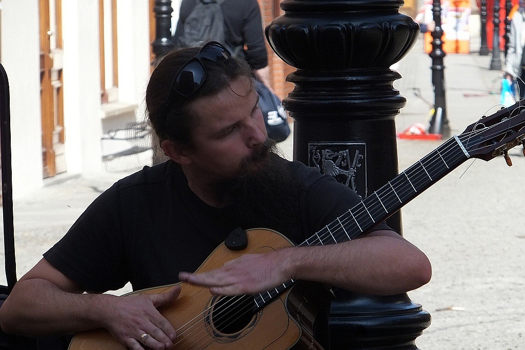 Mariusz Goli z koncertem ulicznym w Legnicy