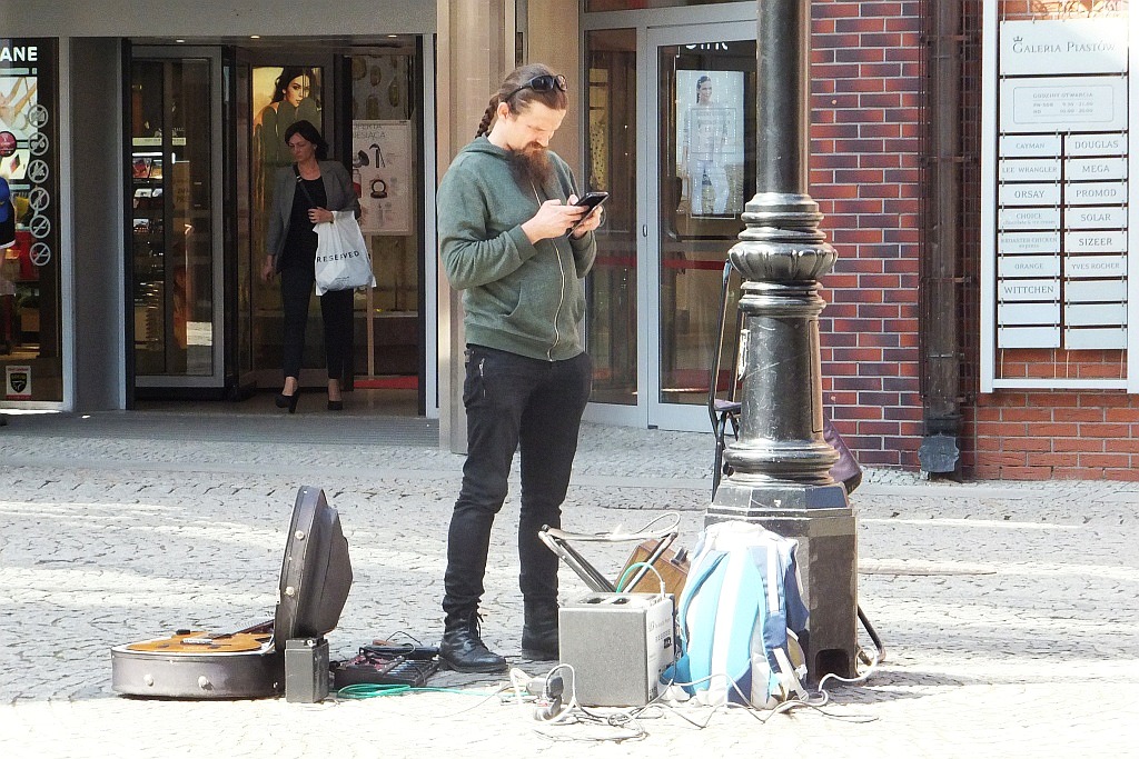 Mariusz Goli z koncertem ulicznym w Legnicy