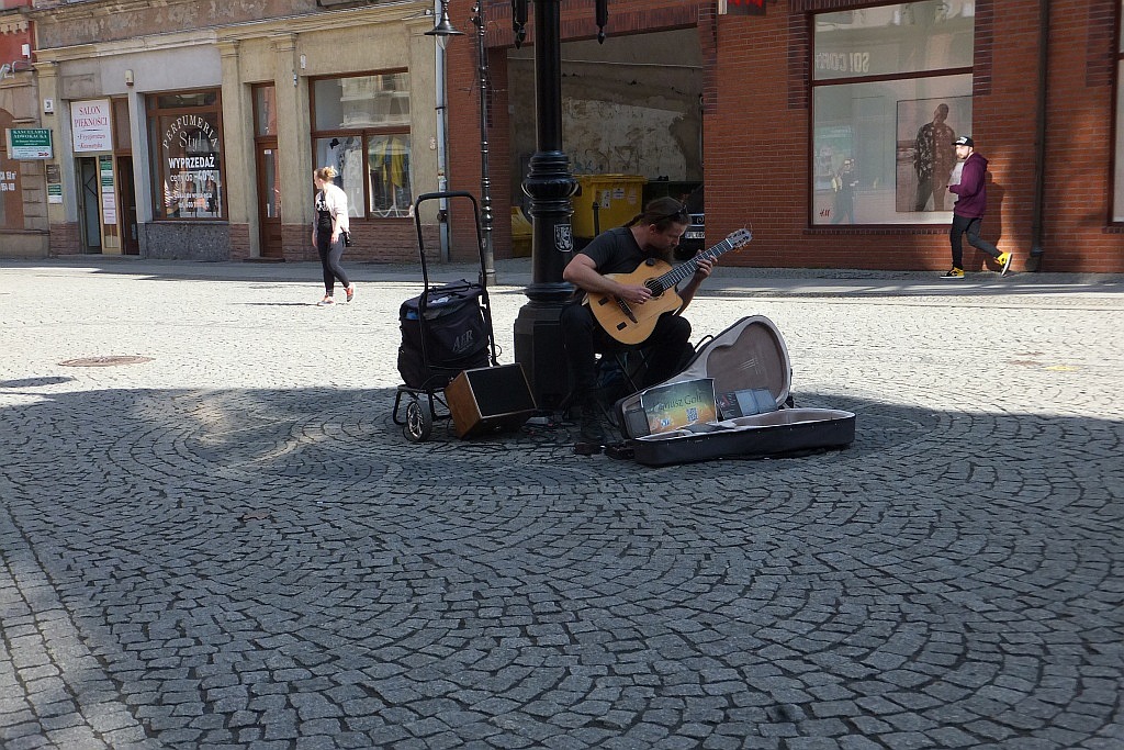Mariusz Goli z koncertem ulicznym w Legnicy