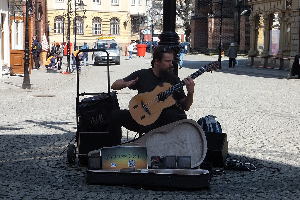 Mariusz Goli z koncertem ulicznym w Legnicy