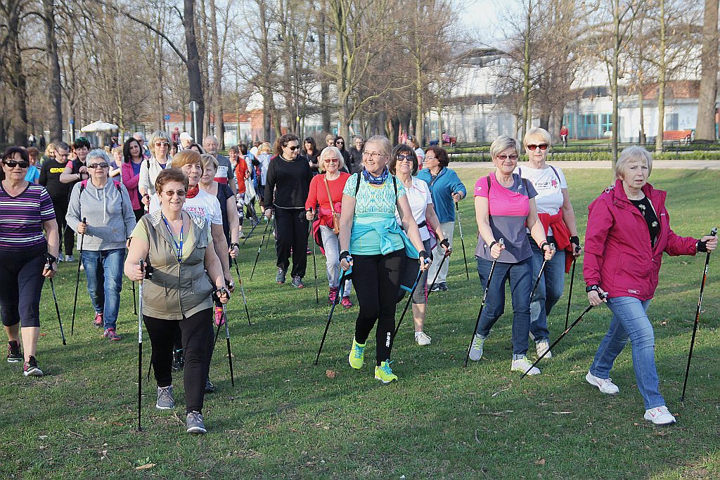 Ponad 50 osób przyszło na pierwsze zajęcia Nordic Walking