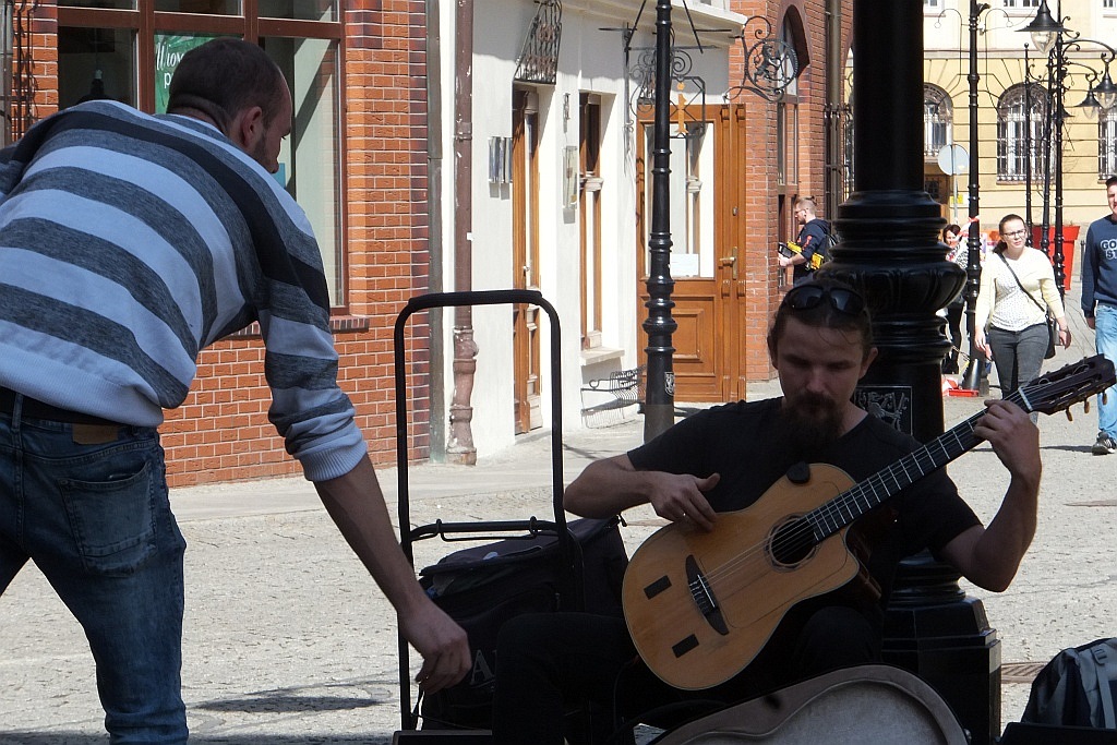 Mariusz Goli z koncertem ulicznym w Legnicy