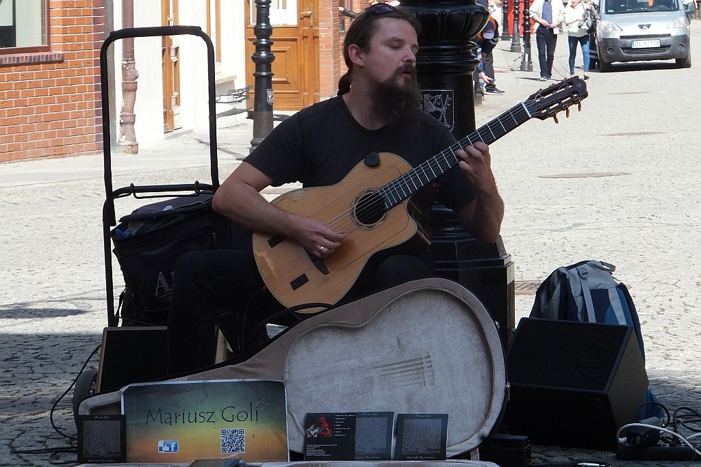 Mariusz Goli z koncertem ulicznym w Legnicy