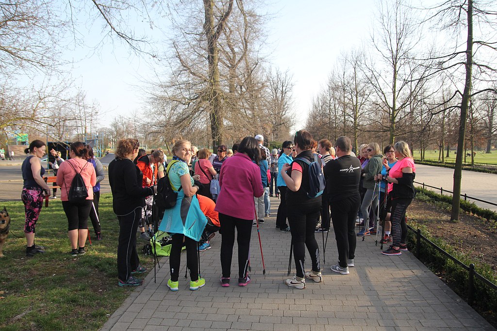 Ponad 50 osób przyszło na pierwsze zajęcia Nordic Walking