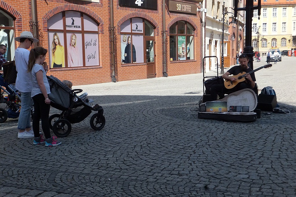 Mariusz Goli z koncertem ulicznym w Legnicy