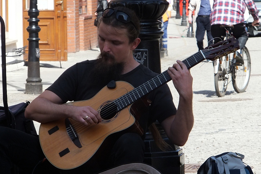 Mariusz Goli z koncertem ulicznym w Legnicy