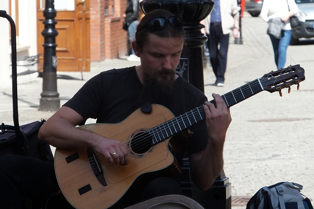 Mariusz Goli z koncertem ulicznym w Legnicy