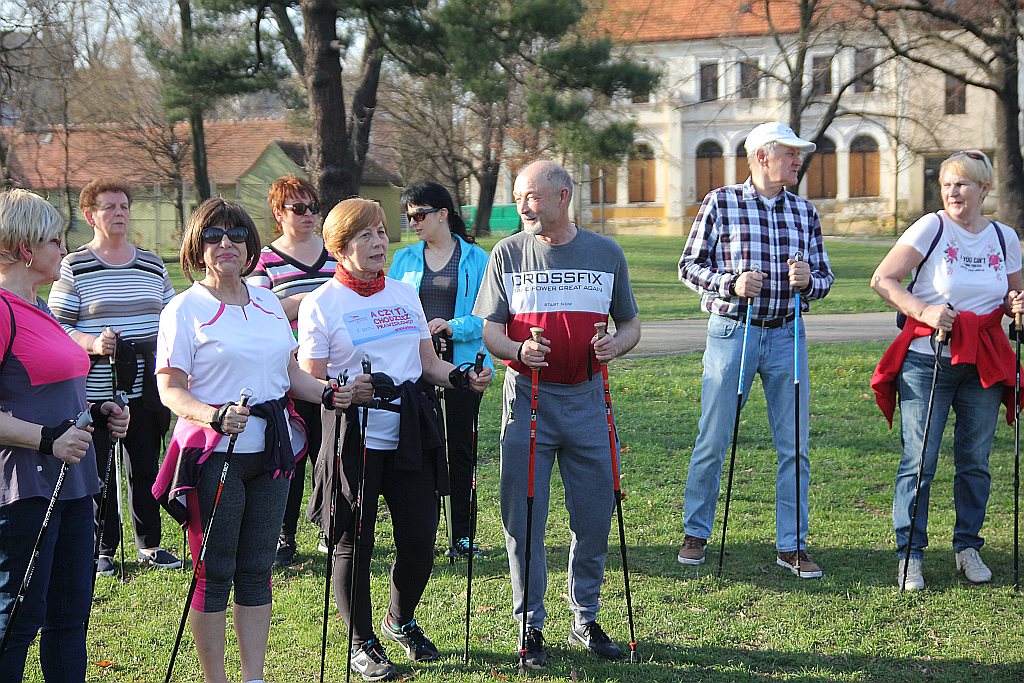 Ponad 50 osób przyszło na pierwsze zajęcia Nordic Walking