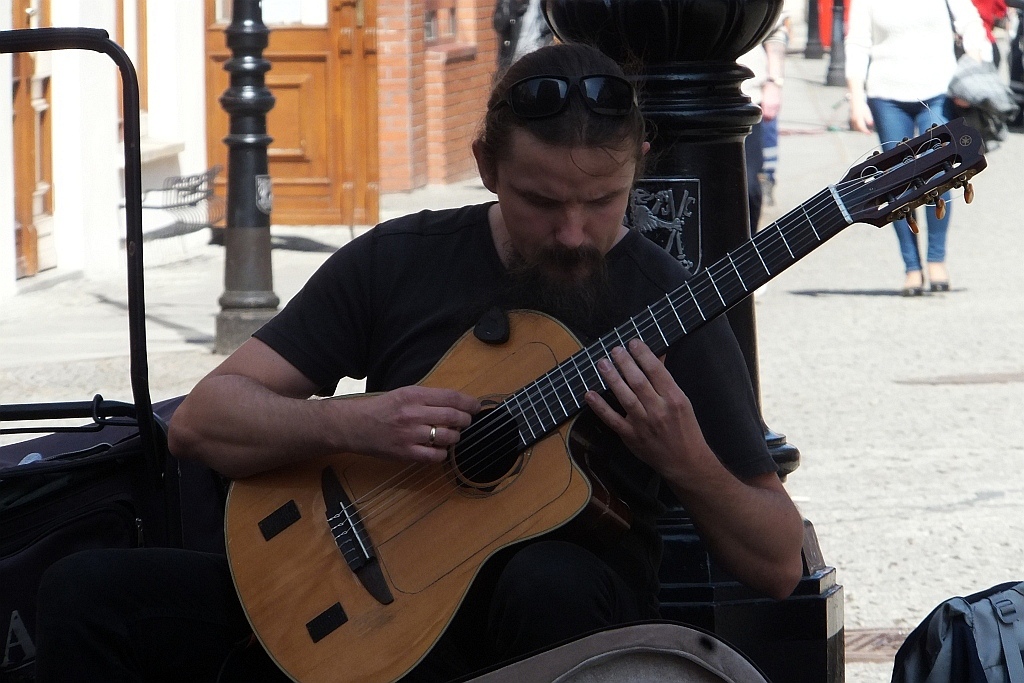 Mariusz Goli z koncertem ulicznym w Legnicy
