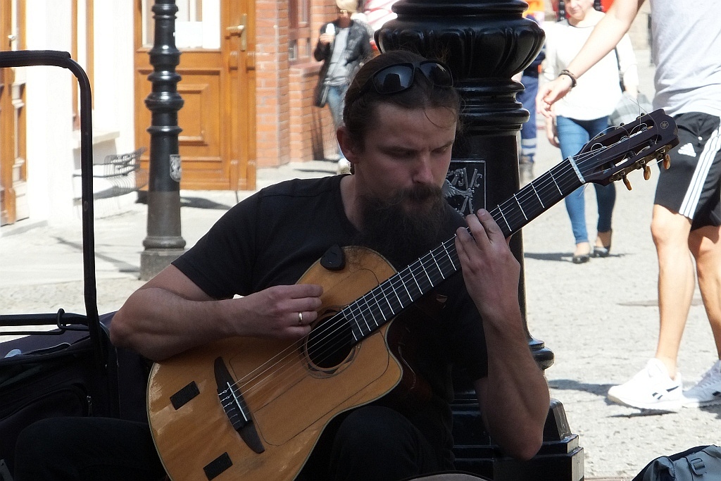 Mariusz Goli z koncertem ulicznym w Legnicy