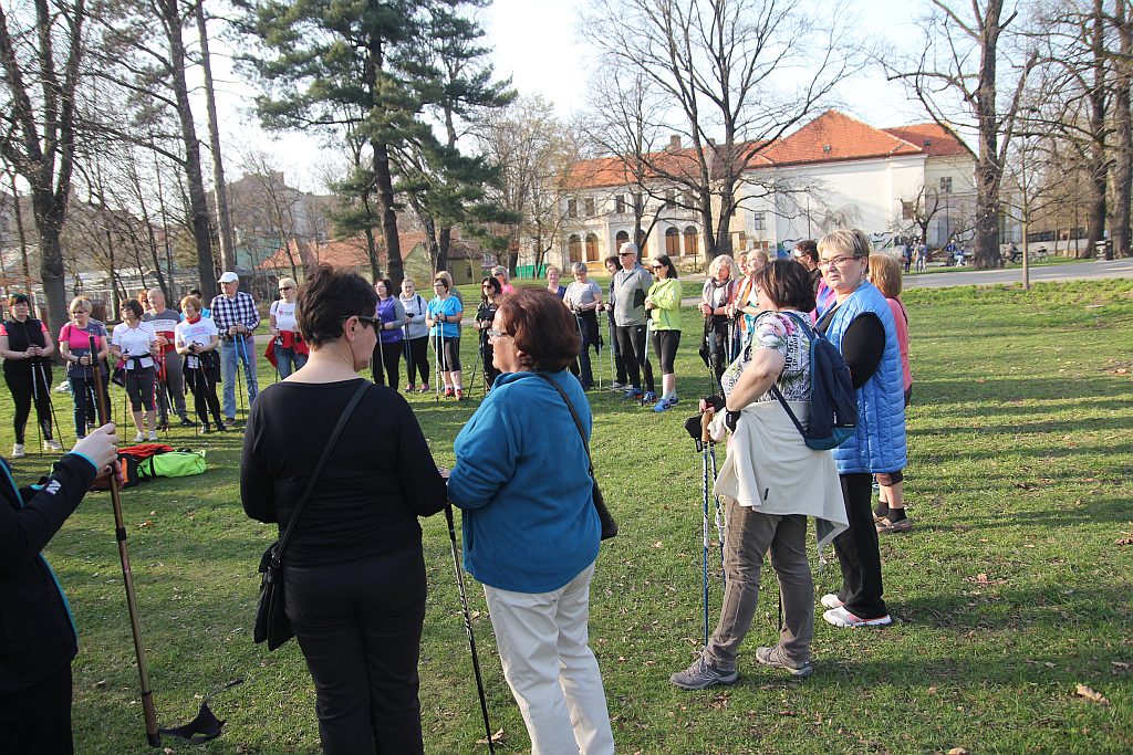Ponad 50 osób przyszło na pierwsze zajęcia Nordic Walking