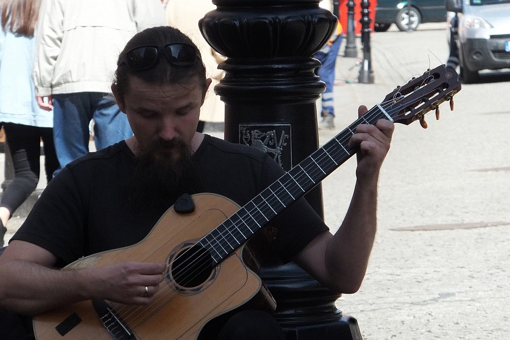 Mariusz Goli z koncertem ulicznym w Legnicy