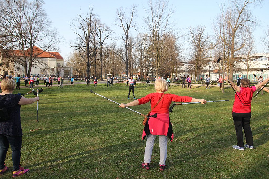 Ponad 50 osób przyszło na pierwsze zajęcia Nordic Walking