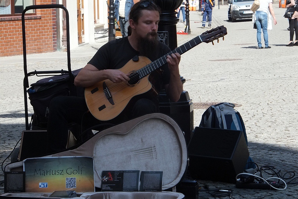 Mariusz Goli z koncertem ulicznym w Legnicy