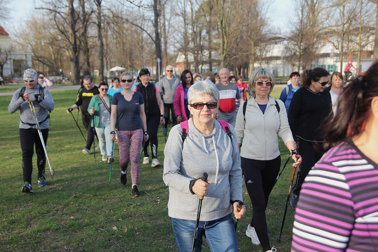 Ponad 50 osób przyszło na pierwsze zajęcia Nordic Walking