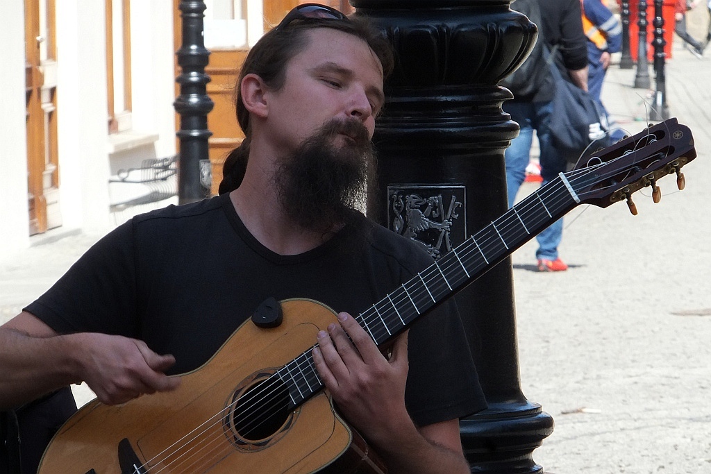 Mariusz Goli z koncertem ulicznym w Legnicy
