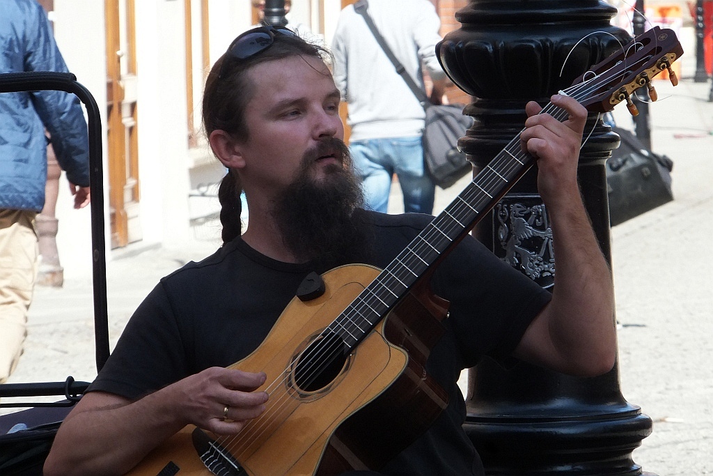 Mariusz Goli z koncertem ulicznym w Legnicy