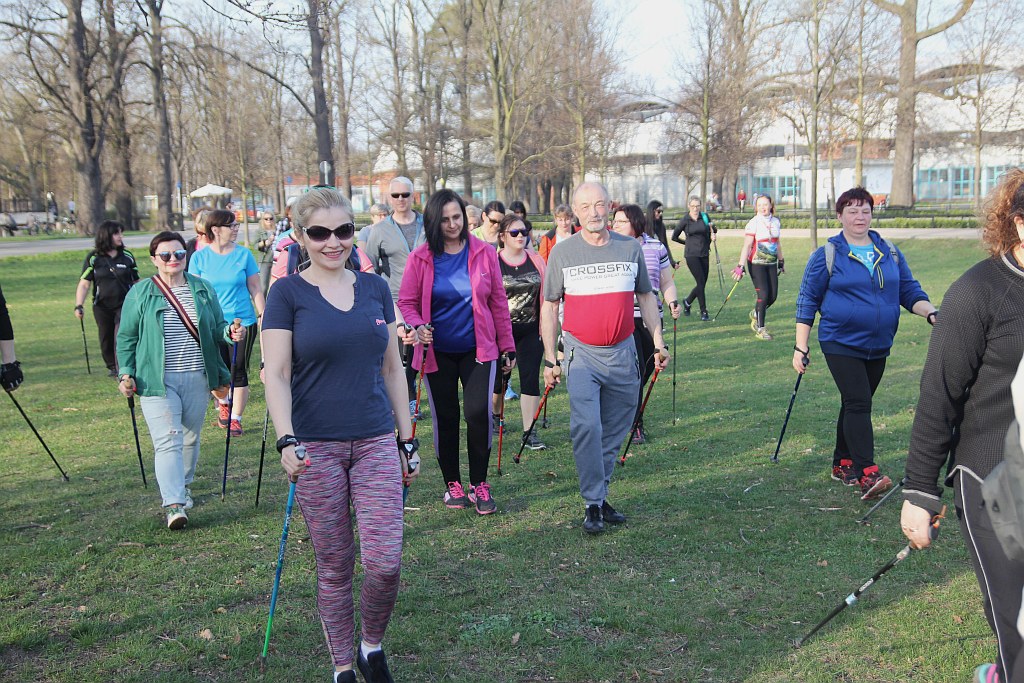Ponad 50 osób przyszło na pierwsze zajęcia Nordic Walking