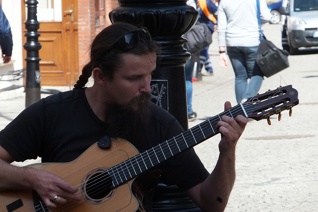 Mariusz Goli z koncertem ulicznym w Legnicy