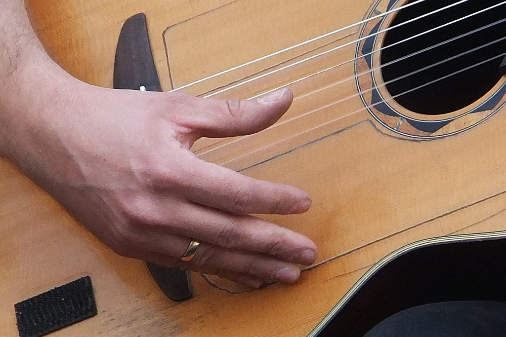 Mariusz Goli z koncertem ulicznym w Legnicy