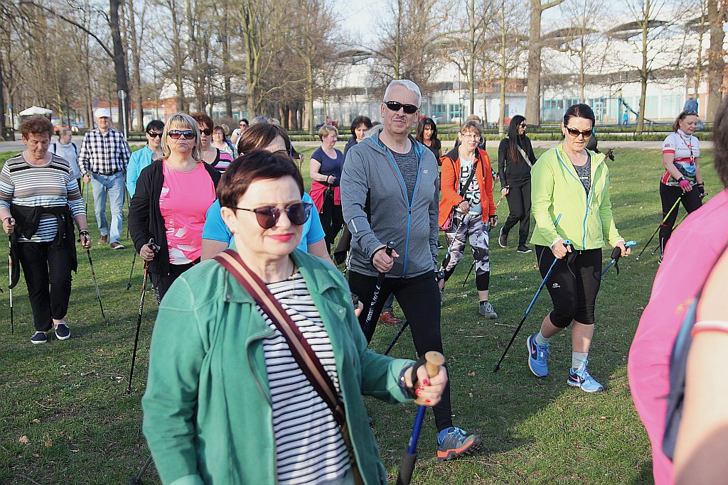 Ponad 50 osób przyszło na pierwsze zajęcia Nordic Walking