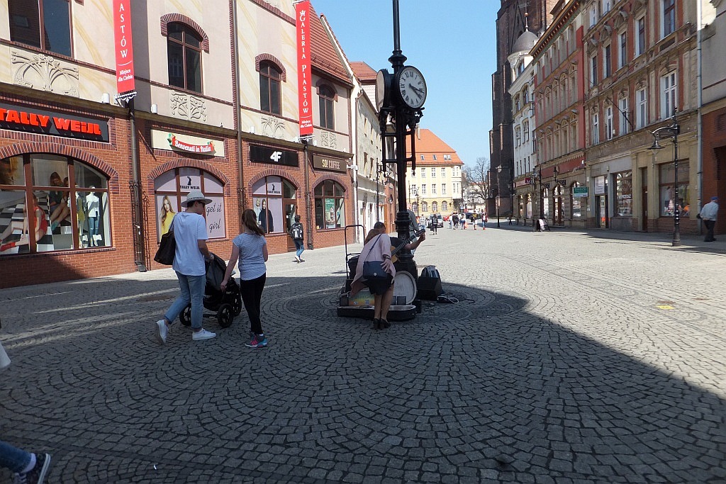 Mariusz Goli z koncertem ulicznym w Legnicy
