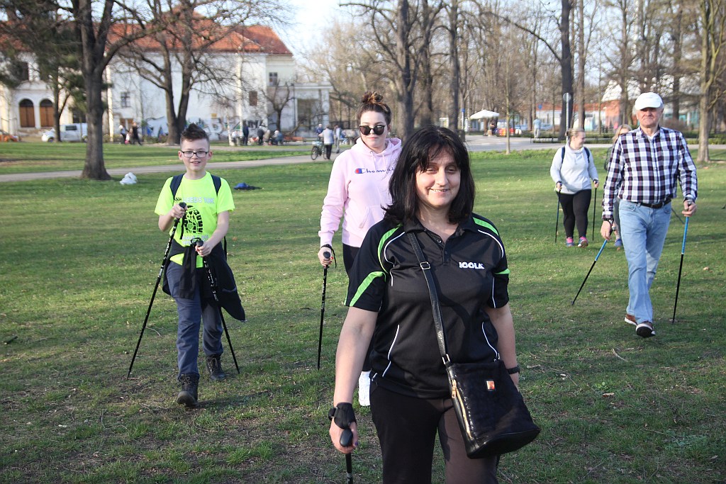 Ponad 50 osób przyszło na pierwsze zajęcia Nordic Walking