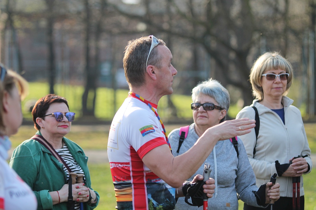 Ponad 50 osób przyszło na pierwsze zajęcia Nordic Walking