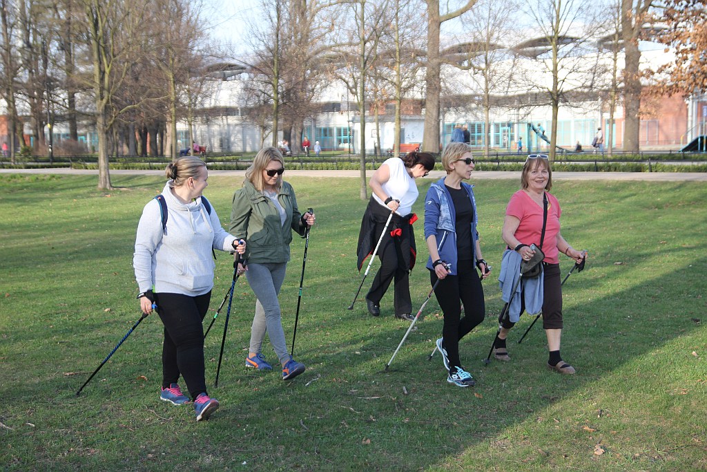 Ponad 50 osób przyszło na pierwsze zajęcia Nordic Walking