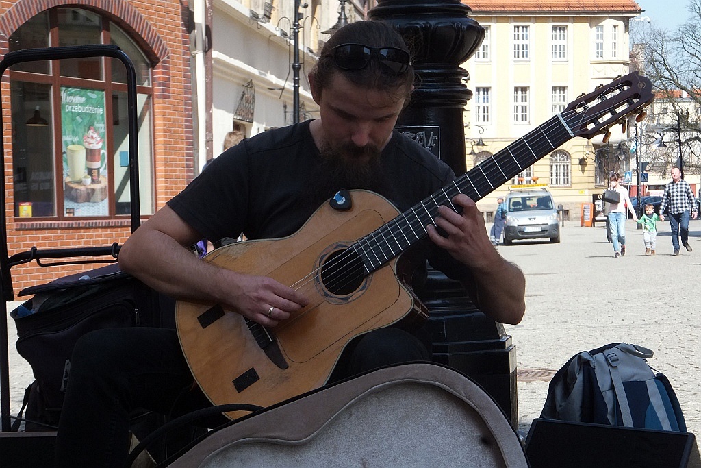 Mariusz Goli z koncertem ulicznym w Legnicy