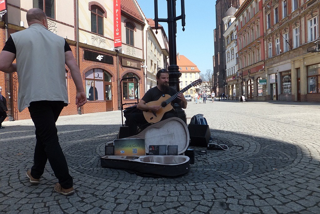 Mariusz Goli z koncertem ulicznym w Legnicy