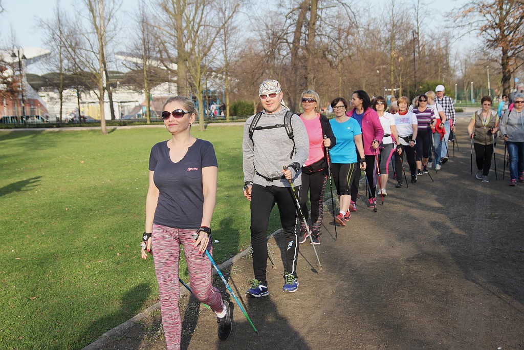 Ponad 50 osób przyszło na pierwsze zajęcia Nordic Walking