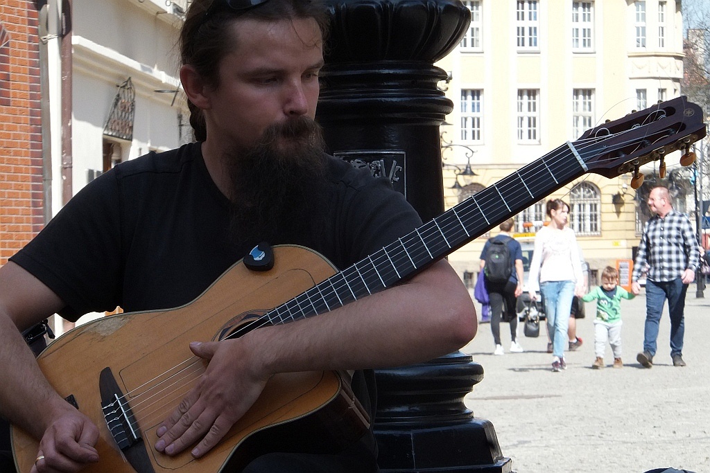 Mariusz Goli z koncertem ulicznym w Legnicy