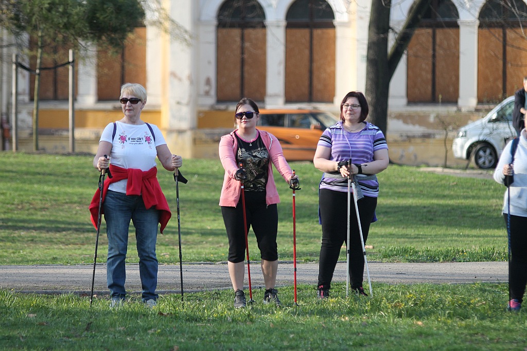 Ponad 50 osób przyszło na pierwsze zajęcia Nordic Walking