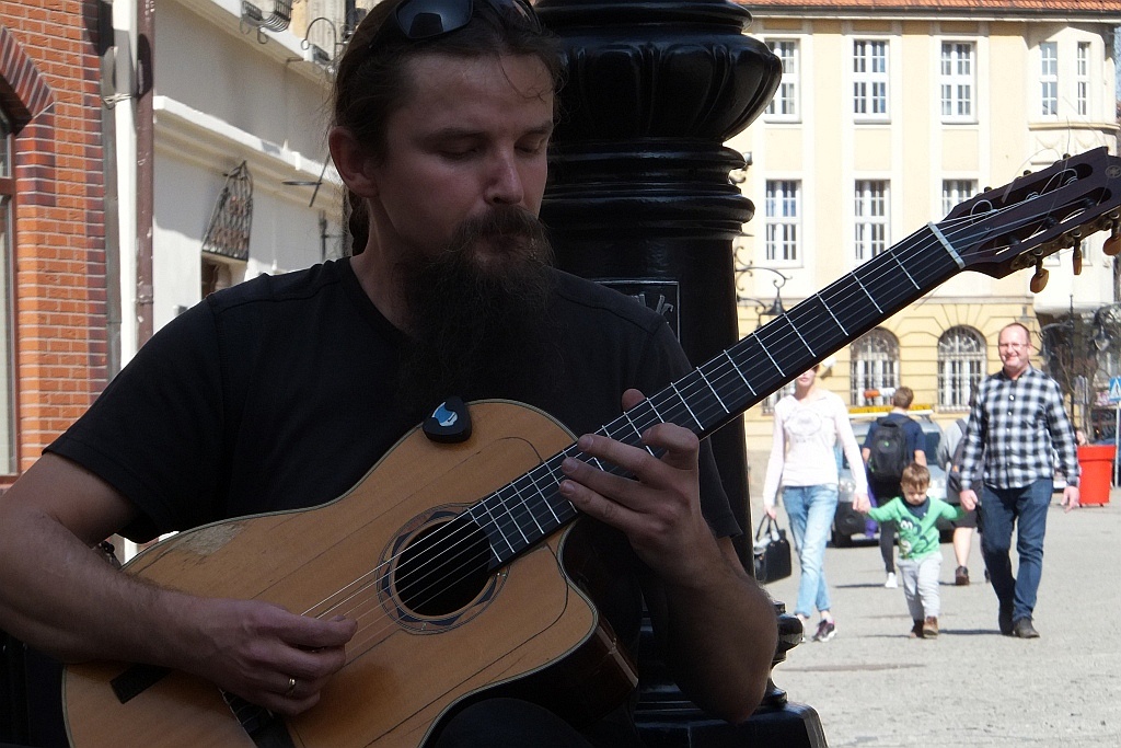 Mariusz Goli z koncertem ulicznym w Legnicy