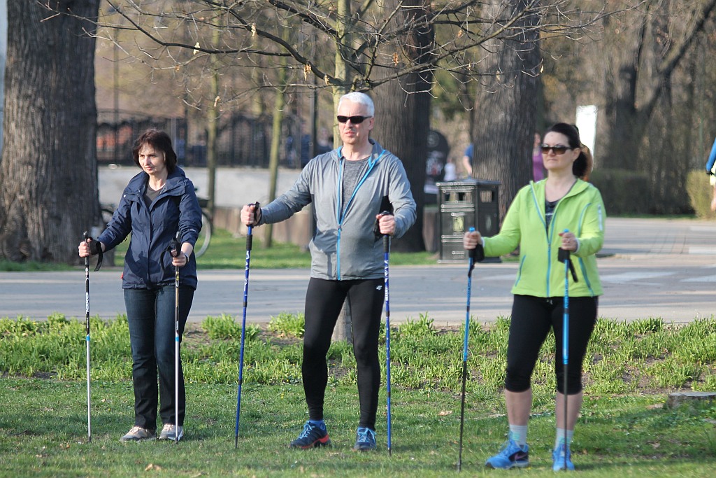 Ponad 50 osób przyszło na pierwsze zajęcia Nordic Walking