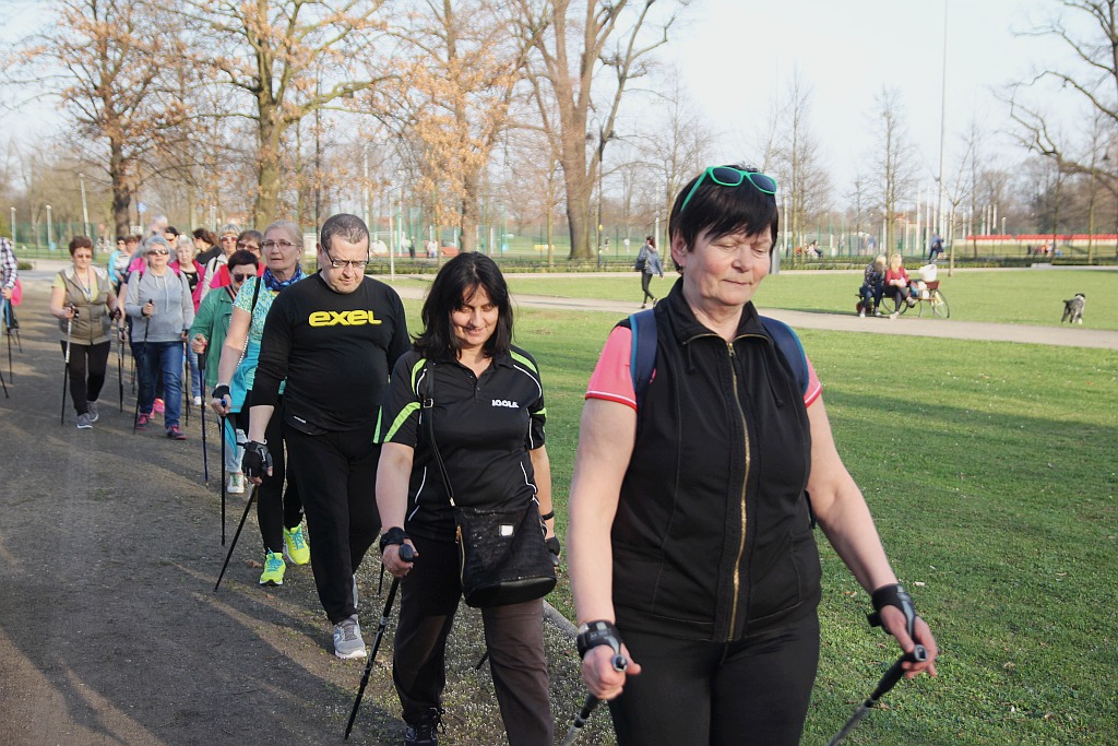 Ponad 50 osób przyszło na pierwsze zajęcia Nordic Walking